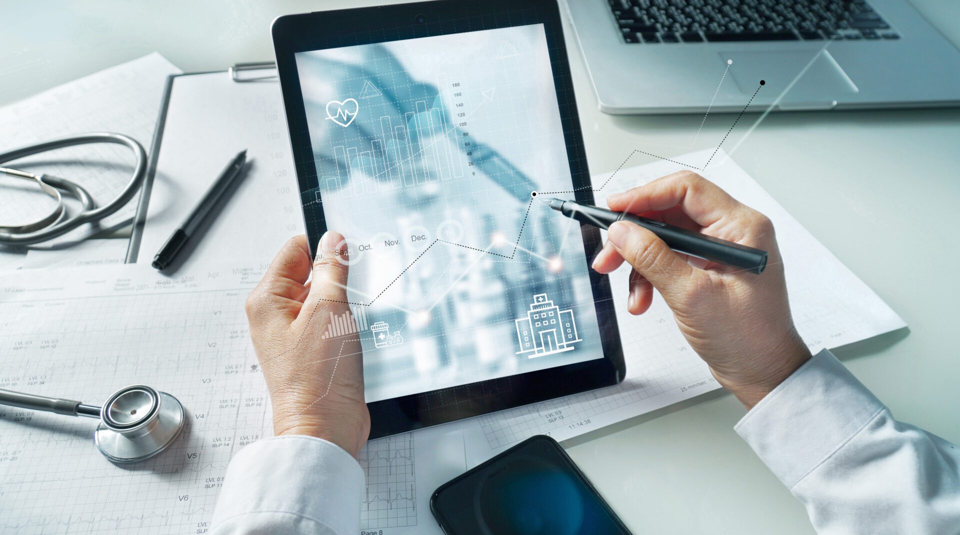 Doctor draw healthcare business graph data and growth. Medical e IOT in Healthcare